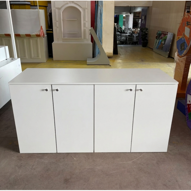 Kulplu Minimalist Beyaz Karşılama Bankosu