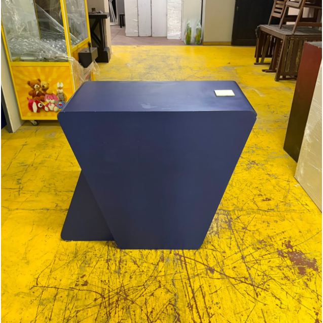 Modern Geometrik Kürsü ve Sunum Standı