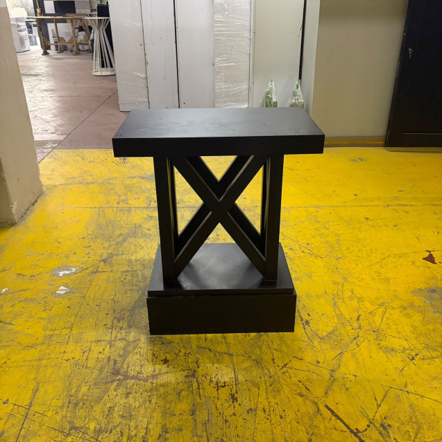 Minimalist Siyah Sergi / Obje Standı
